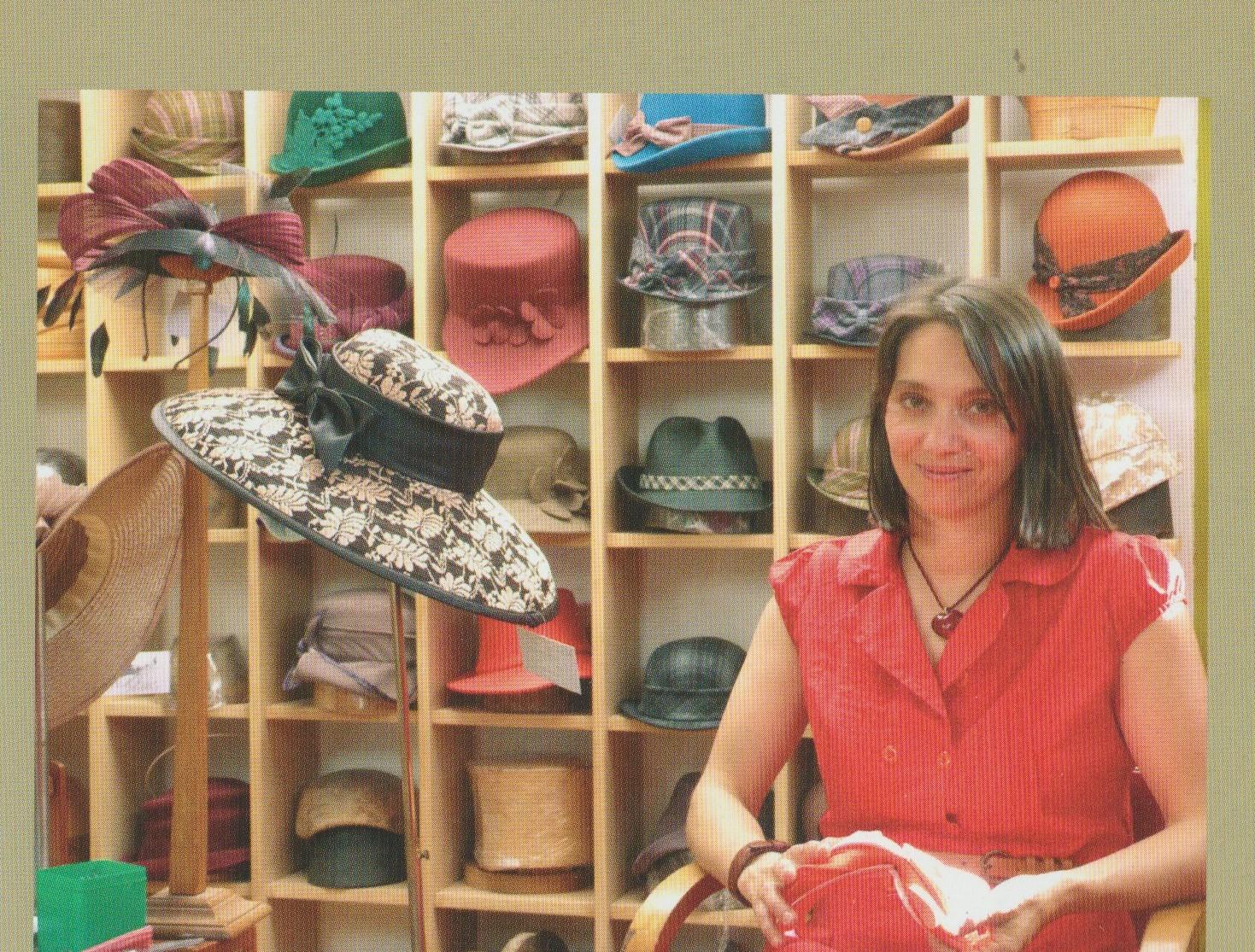 Photo de nelly bichet dans sa peniche atelier